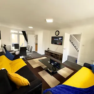 4 Bedrooms House, 3 Bathrooms , Separate Reception, Full Kitchen, Garden, Parking Holiday home